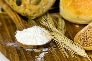 Verschiedene Brötchen,Mehl,Weizenkorn,Ähren