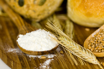 Verschiedene Brötchen,Mehl,Weizenkorn,Ähren