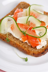 Toast with vegetables and fish