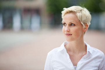 blonde frau mit sommersprossen