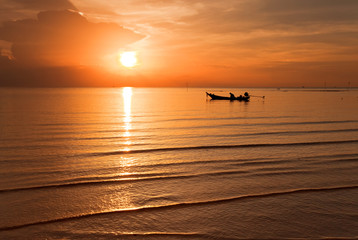 Fototapeta premium Tropical sunset in the sea. Thailand