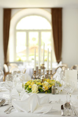 Hochzeitsarrangement mit gelben Rosenstrauss