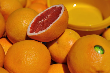 Etal d'oranges au marché