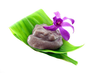 Poi on a tea leaf with an orchid