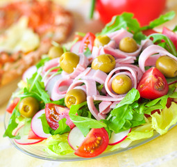 Salat mit Schinkenstreifen