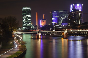 Fototapeta premium Frankfurt bei Nacht Skyline