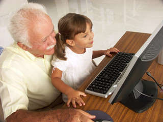 Con mi abuelo en la computadora.