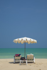 pauschaltouristen am strand in thailand