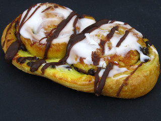 Plundergebäck mit Vanillecreme und Schokolade