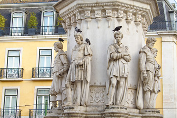Fototapeta na wymiar Estatuas y palomas en Lisboa