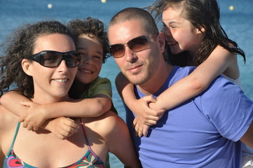 Obraz premium portrait famille heureuse en vacances d'été sur la plage