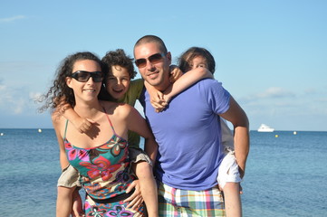 famille heureuse sur la plage - vacances d'été