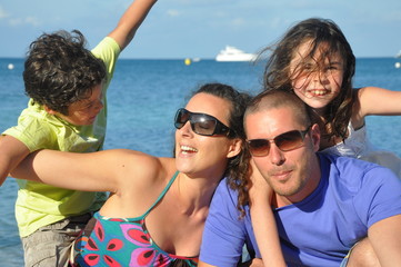 famille heureuse en vacances sur la plage