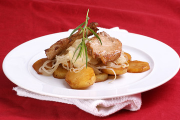 Schweineschnitzel mit Bratkartoffeln und Sauerkraut