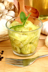 frischer Gurkensalat mit Dill und rotem Paprikapulver
