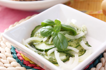 frischer Gurkensalat