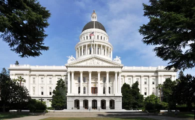 Photo sur Plexiglas Lieux américains Vue de face du Capitole de Californie