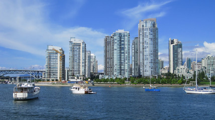 Fototapeta na wymiar Vancouver nabrzeże przystani w pogodny letni dzień, niebieski