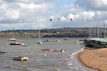 Obraz premium kites and boats on River Exe