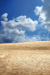 Een achtergrondafbeelding van gedroogde en gebarsten grond