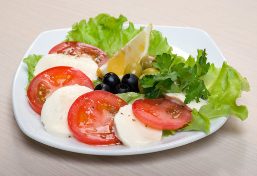 Arrangement of mozzarella and tomatoes.