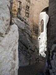 Passage sous la tour