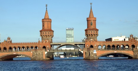 Oberbaumbrücke Berlin von der spree aus - obrazy, fototapety, plakaty