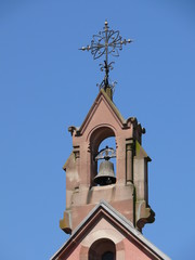 Fototapeta na wymiar Turm der St. Leo-Kapelle in Eguisheim
