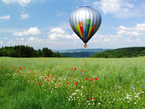 Heissluftballon &uuml;ber Landschaft