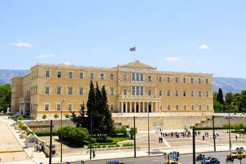 Fototapeta na wymiar Budynek greckiego parlamentu w Atenach.