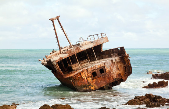 Fototapeta Aghullas shipwreck lying on the rocks in the breakers