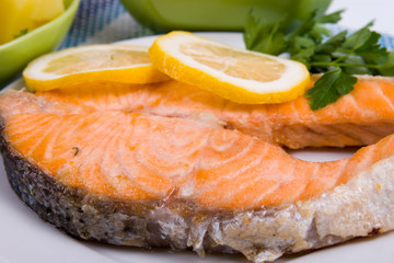 Grilled salmon with lemon