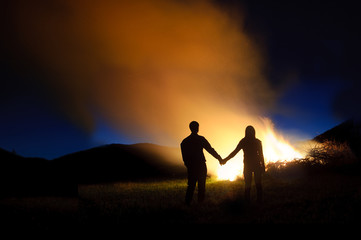 Junges Paar vor dem Feuer