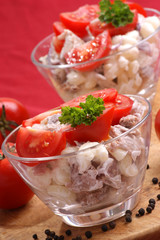 hausgemachter Nudelsalat mit Putenfleisch und Tomate