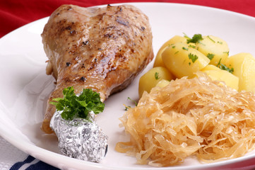 Putenkeule mit Salzkartoffeln und Sauerkraut