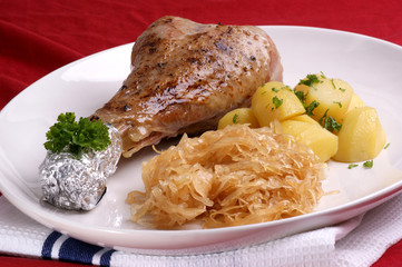 Putenkeule mit Salzkartoffeln und Sauerkraut