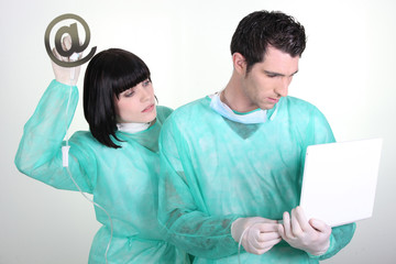Infirmiers devant ordinateur portable