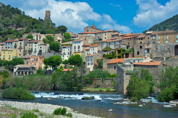 Fototapeta na wymiar Wieś Roquebrun w Langwedocji