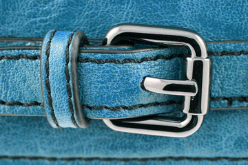 boucle acier sur cuir bleu