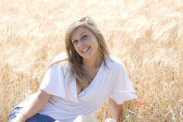 portrait d'une jeune femme souriante dans les blés
