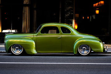 Fototapeta na wymiar Zielone Miasto Plymouth Deluxe Coupe