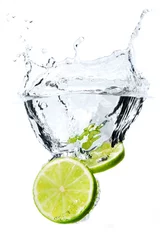 Crédence de cuisine en verre imprimé Éclaboussures deau Deux tranches de citron vert tombent dans l& 39 eau
