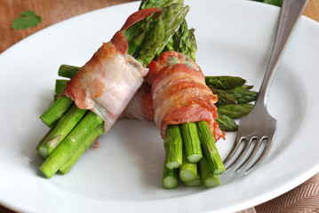 Asparagus and pancetta wraps