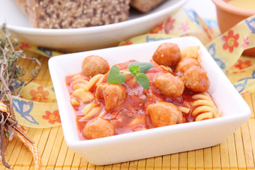 nudeln mit fleischbällchen