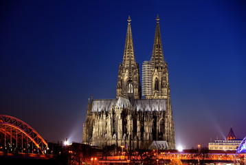 Kölner Dom bei Sonnenuntergang