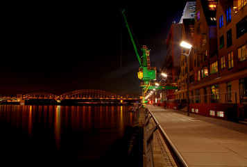 Pier am Kölner Rheinauhafen mit Kran