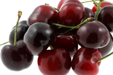 cerises rouges sur fond blanc