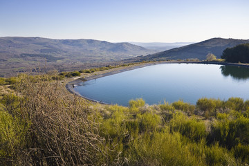 Agua embalsada en la Sierra de Gredos