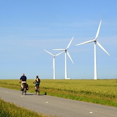 Obraz premium Ballade en vélo au pied des éoliennes