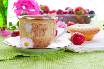 cake with fresh fruits decoration